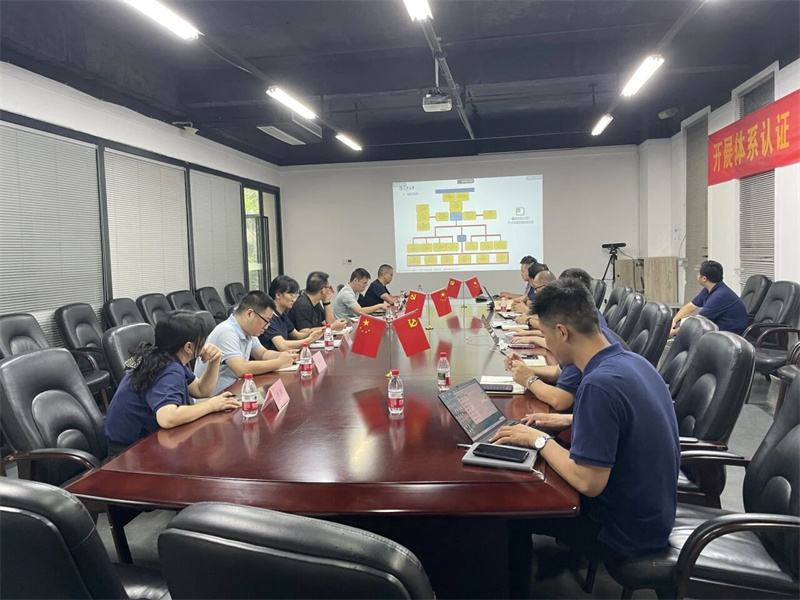 전체 공급망의 협력 노력은 벤치 마크 차량의 혁신적인 개발에 기여합니다.